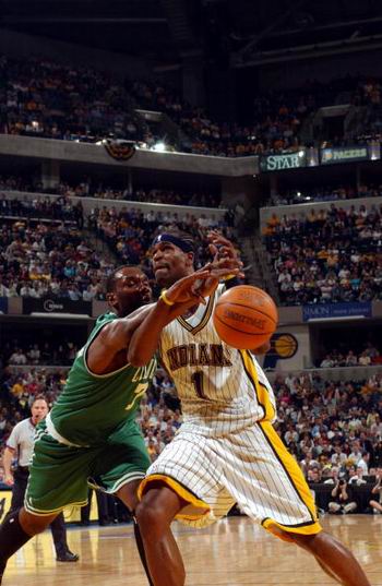 球紧随其后 球紧随其后